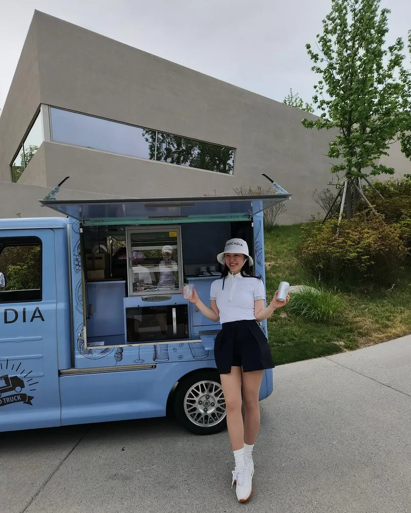 “맛이 기억에 남는 하루였어요”…박주미, 푸드트럭 앞 청량함→골프장 여름낭만 / 배우 박주미 인스타그램