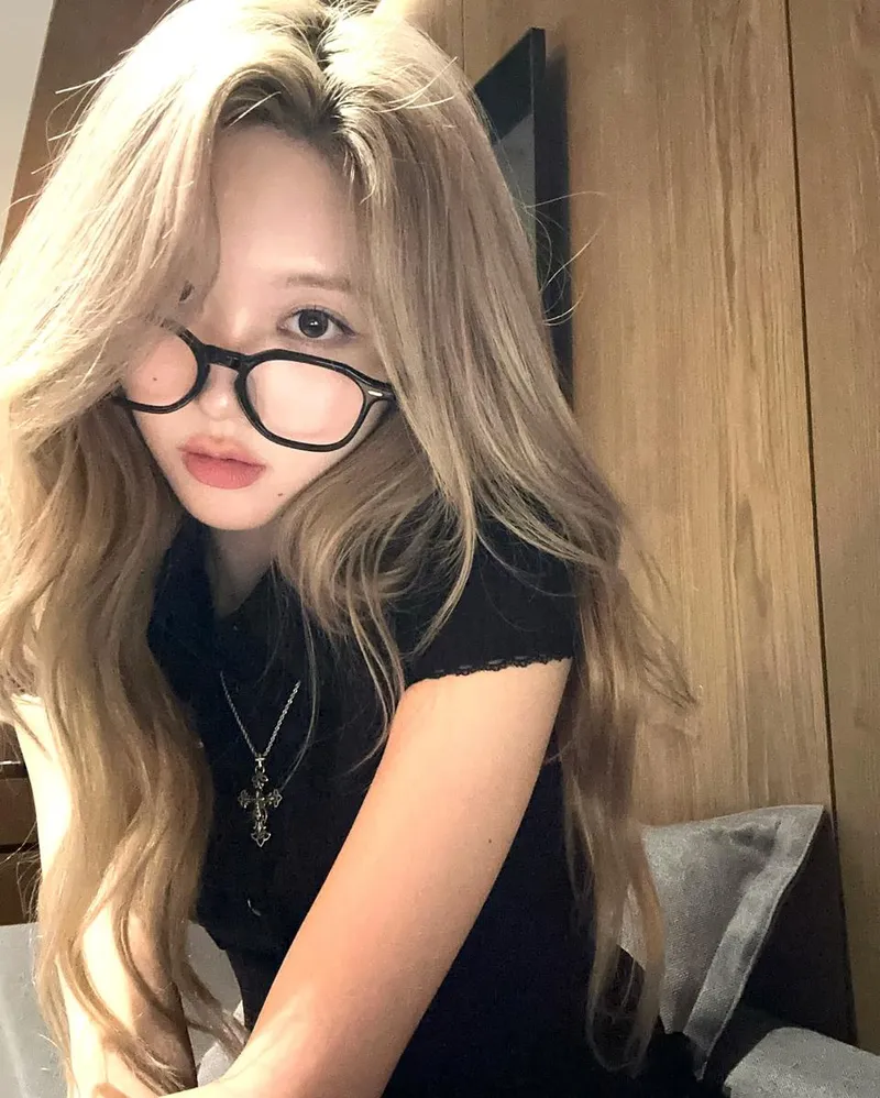 “부스스한 오늘”…가을, 자연스러운 오후→아련 미소 눈길 / 걸그룹 아이브 가을 인스타그램