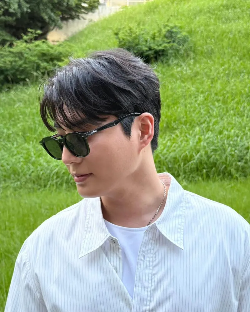 “온유한 청량함 머금은 한 컷”…영케이, 초여름 산책길→순수한 담백함 / 데이식스 영케이 인스타그램