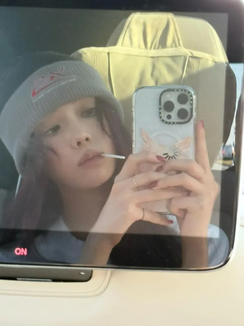 “무심한 듯 깊은 눈빛”…윈터, 회색 니트 속 여름→도심 감성 압도 / 에스파 윈터 인스타그램