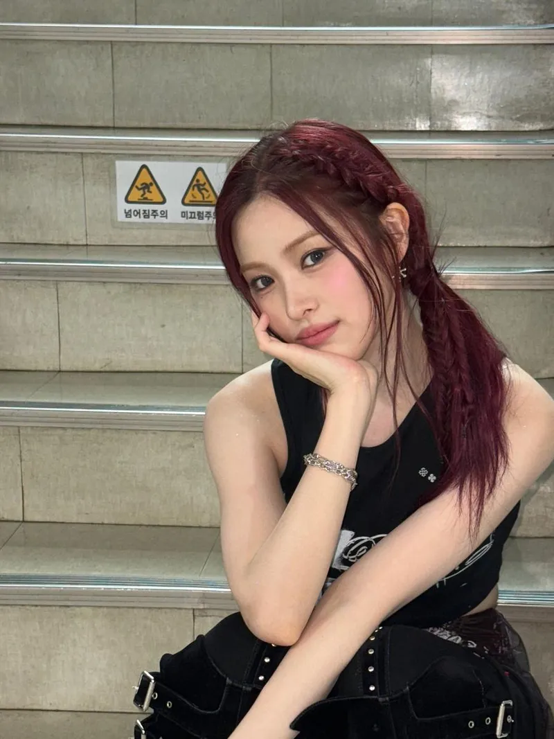 “빈틈 없는 눈빛”…류진, 계단 위 존재감→시선 압도 찰나 / 걸그룹 있지 류진 인스타그램