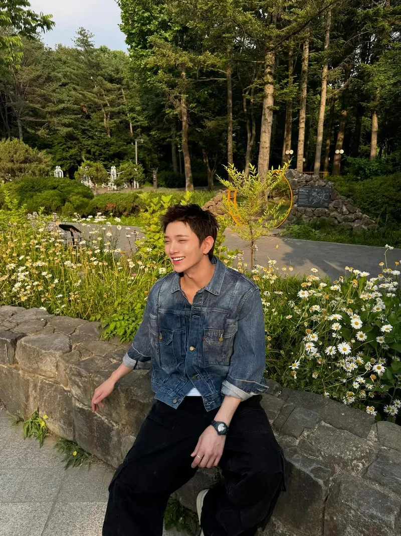 “곧 장마다”…조슈아, 여름빛 미소→초록 정원 설렘 / 그룹 세븐틴 조슈아 인스타그램