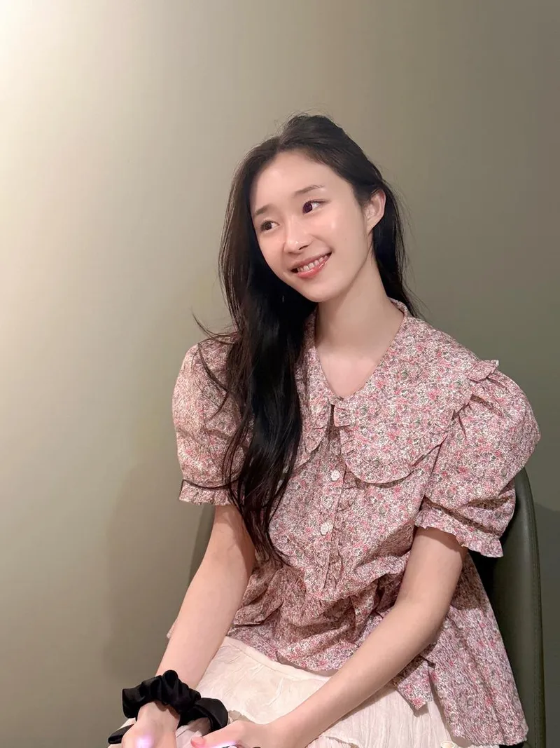 “바람결 머문 자리”…문채솔, 초여름 감성→수채화 미소 속 존재감 / 걸그룹 시그니처 문채솔 인스타그램