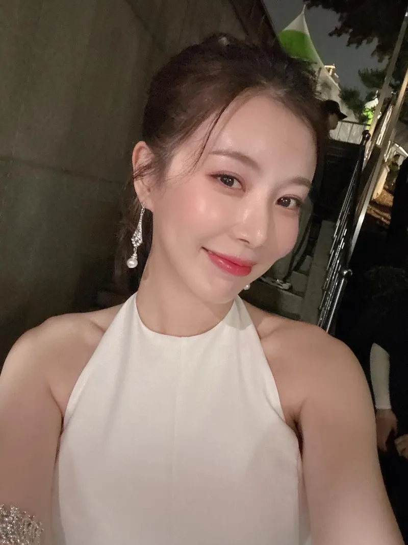 “야금야금”…장혜리, 초여름 밤 미소→우아함 대폭발 / 가수 장혜리 인스타그램