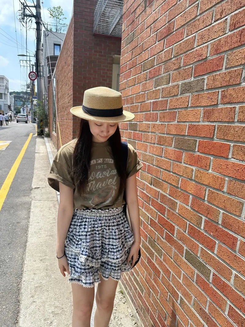 “햇살 아래, 산책처럼”…수빈, 여름 골목→청순미 가득 순간 / 걸그룹 우주소녀 수빈 인스타그램