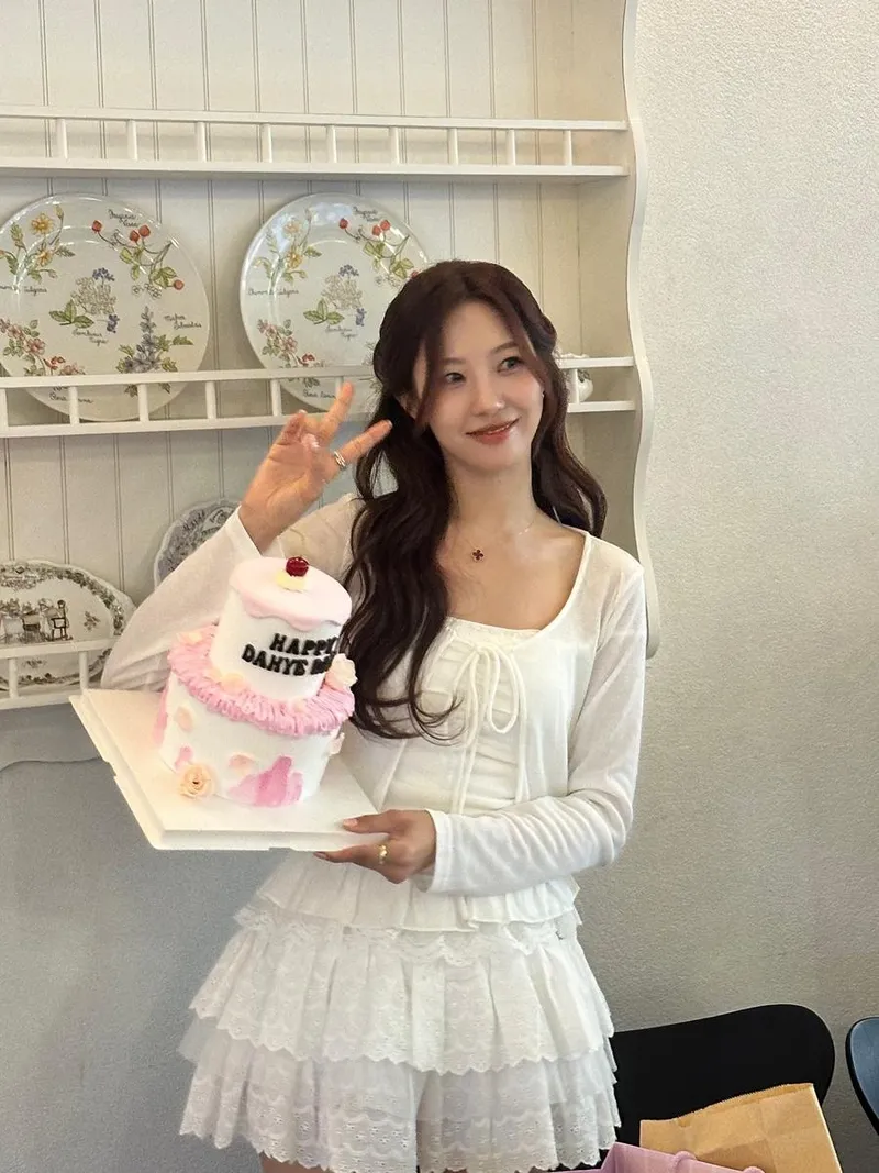 “덕분에 최고의 생일”…송다혜, 투명한 미소→감성 가득 생일파티 / 환승연애3 출연자 가수 송다혜 인스타그램