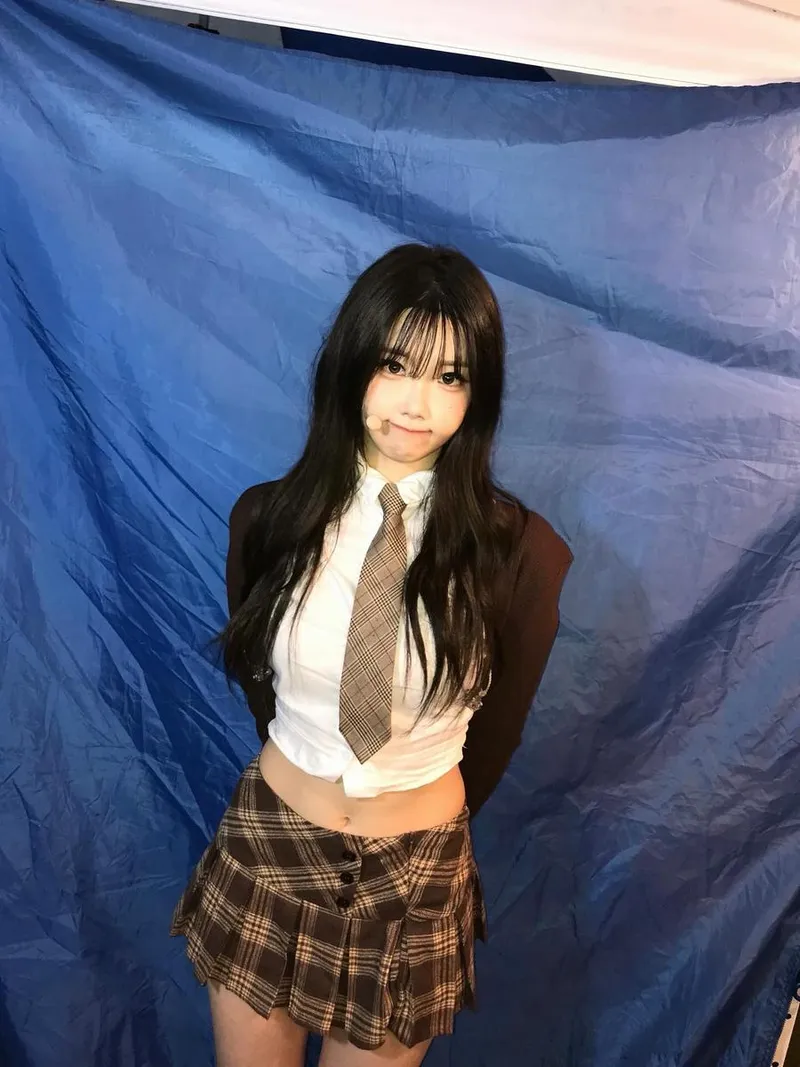 “내 생각 하구 있지”…클라씨 채원, 사색 속 미소→여름 밤 감성 폭발 / 걸그룹 클라씨 채원 인스타그램