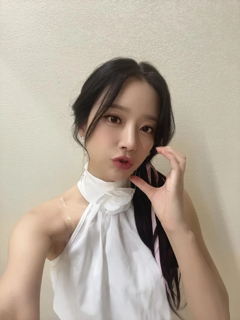 “오랜만에 사진투척”…송민경, 천안 무대→여름밤 설렘 담은 셀카 / 가수 송민경 인스타그램
