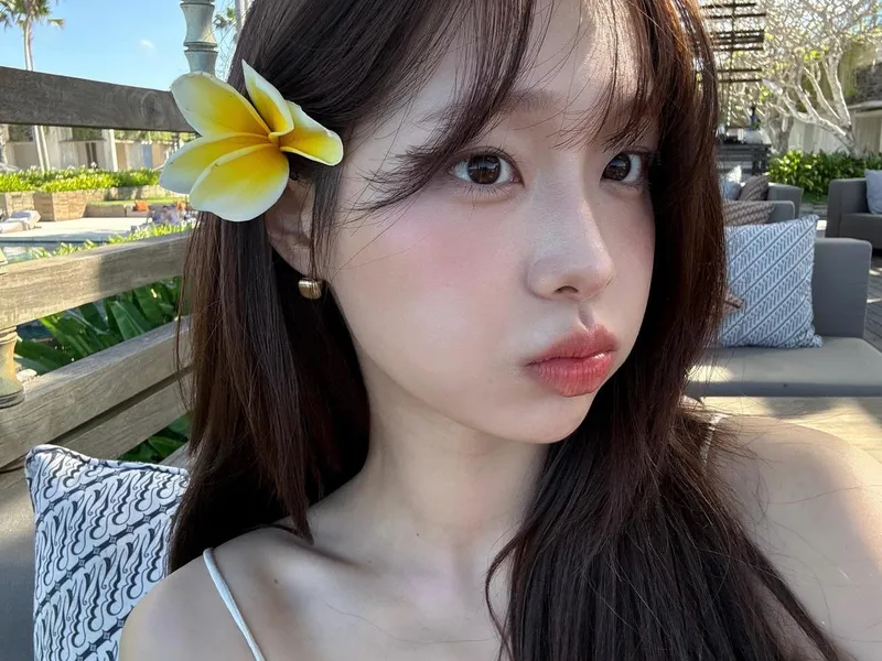 “여름 냄새가 스며드는 순간”…츄, 꽃과 함께한 휴식→청량 감성 폭발