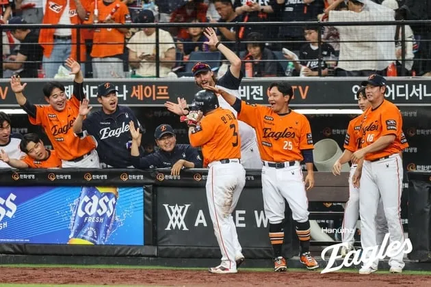 “빗속 역전광풍”…한화, LG전 10-5 승리→33일 만에 1위 복귀