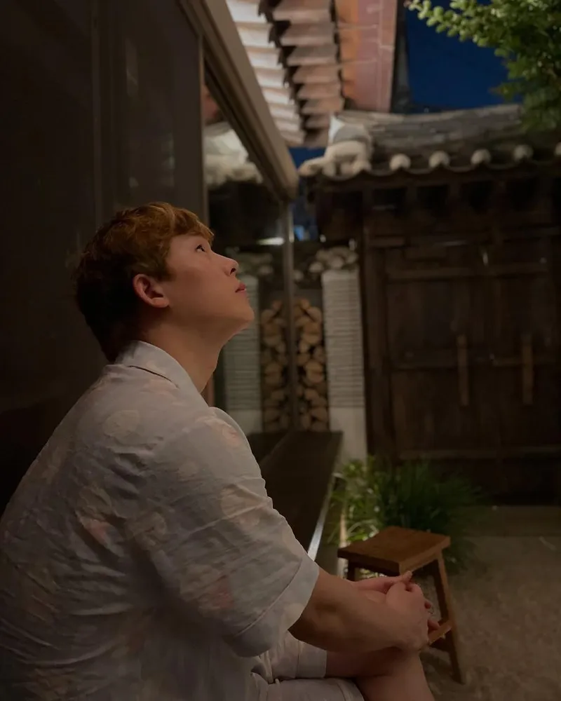 “고요한 밤, 마음을 올려다보며”…주헌, 여름밤의 한옥→잔잔한 사색 / 몬스타엑스 주헌 인스타그램