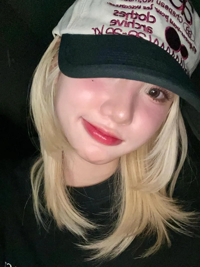 “어둠 속 빛나는 설렘”…구예함, 차분한 시선→밤의 미소 / 걸그룹 첫사랑 구예함 인스타그램