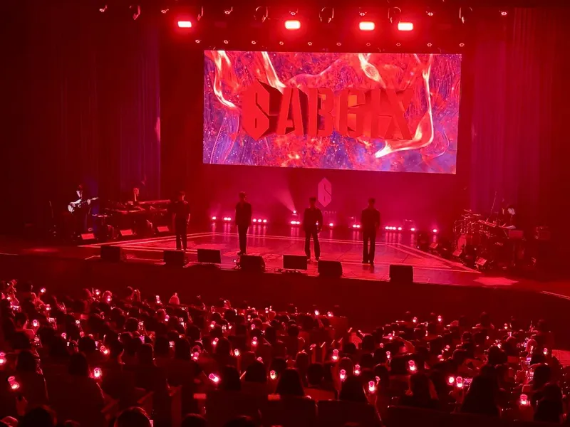 “밴드셋 무대에 숨겨둔 약속”…AB6IX, 팬 콘서트 감동→여름 컴백 스포