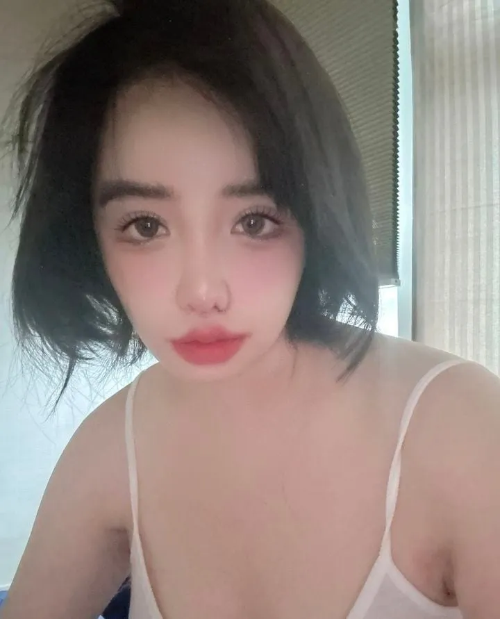“파격 노출로 시선 압도”…박봄, 셀카 속 당당한 자신감→반전 매력 폭발