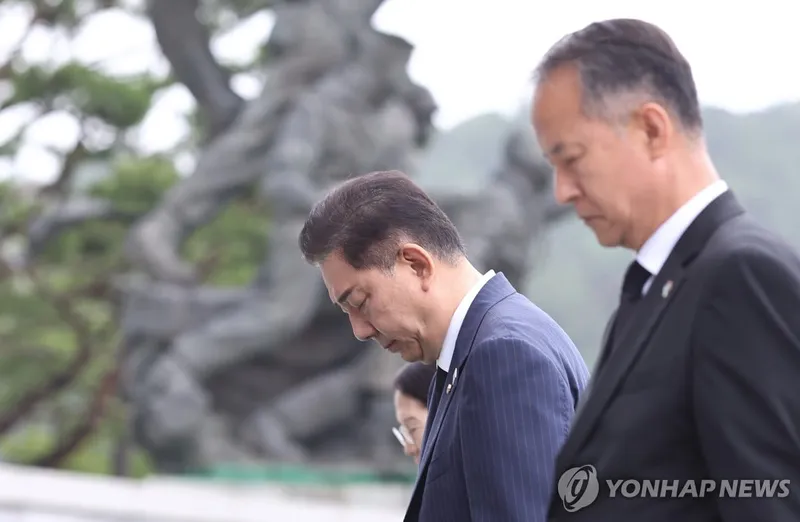 더불어민주당 신임 원내지도부, 현충원 참배하며 결의 다져