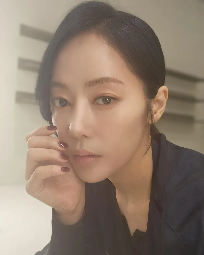 “오늘도 함께하실거죠”…윤아정, 고요한 아침→깊어진 눈빛 속 여운 / 배우 윤아정 인스타그램