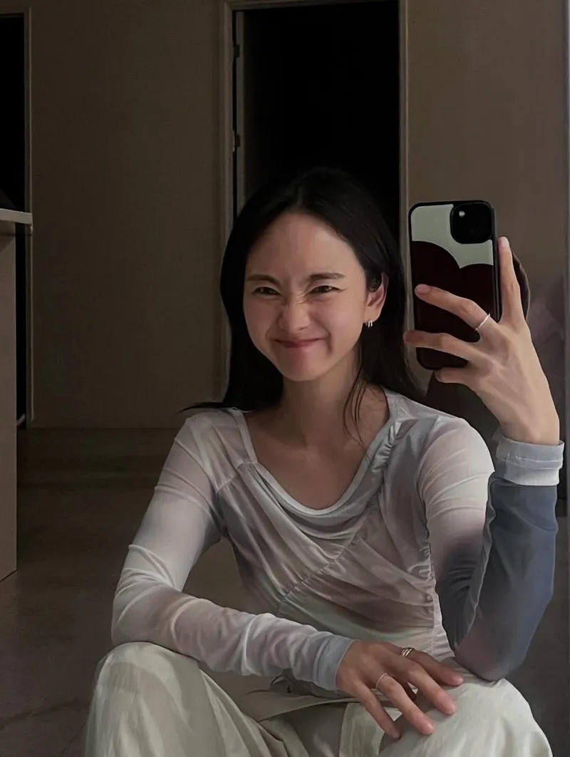 “미소의 사선이 그려진 아침”…원진아, 투명한 햇살 아래→설렘 전류 / 배우 원진아 인스타그램