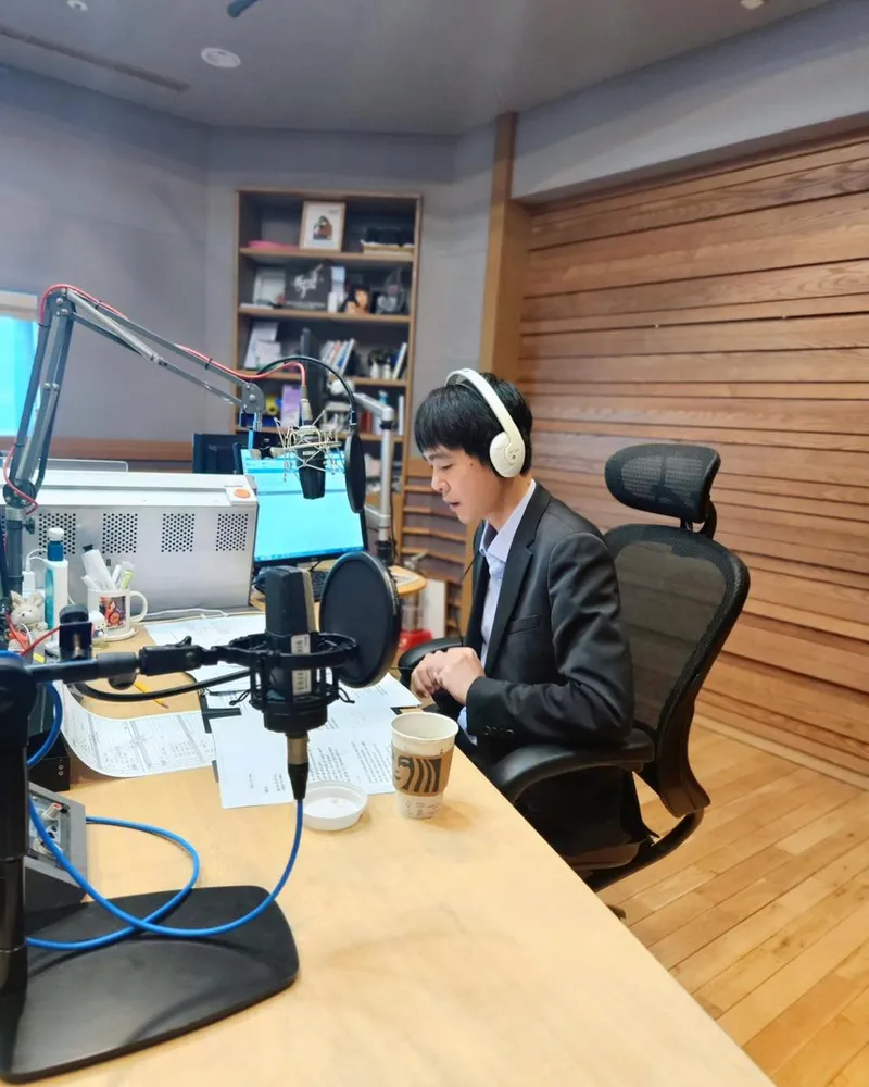 “오늘아침, 이세돌입니다”…이세돌, 헤드셋 너머 여운→생방송 집중 모드 / 데블스 플랜 데스룸 출연자 바둑기사 이세돌 인스타그램