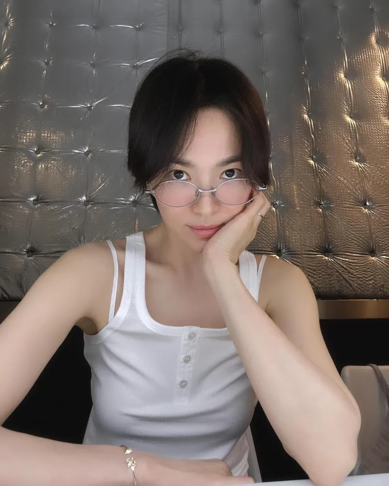 “시선 뗄 수 없는 단정함”…송혜교, 담백한 여름→투명한 시선 유발 / 배우 송혜교 인스타그램