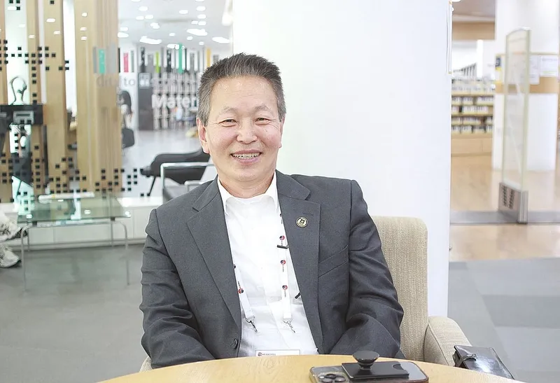 스티븐 커다, 모국의 품에서 진실된 뿌리 발견