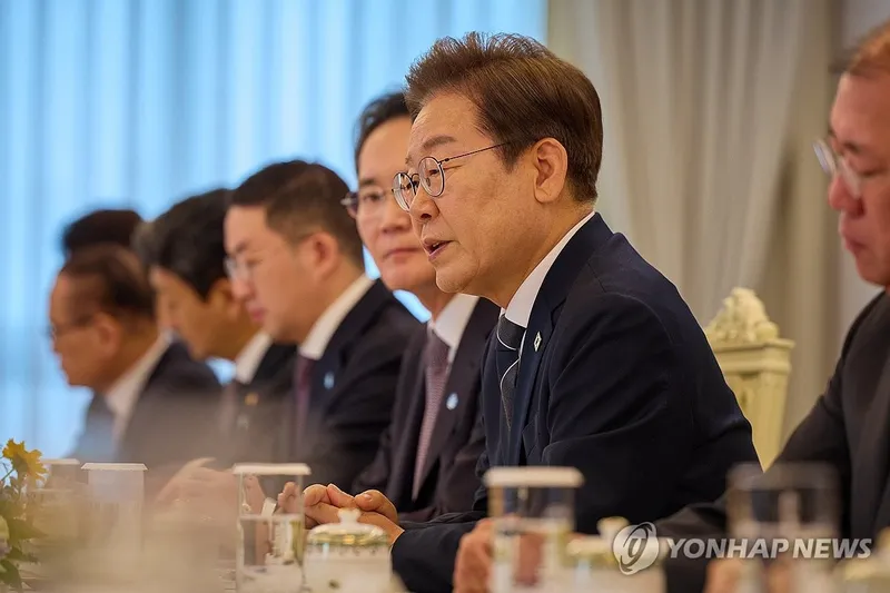이재명 첫 국정 지지율 58.6%…대통령실, 민주주의 회복 기대감에 겸허한 각오