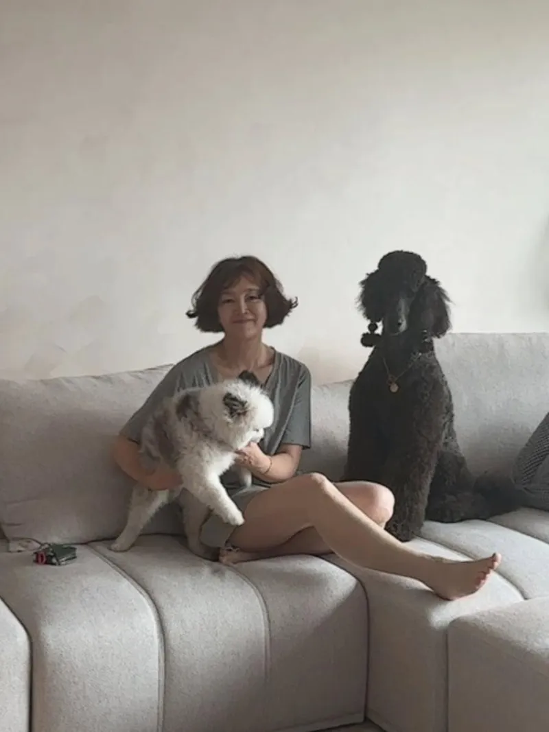 “견고함 위의 평온”…이승연, 유연한 여유→집 안의 안식 찾았다 / 배우 이승연 인스타그램