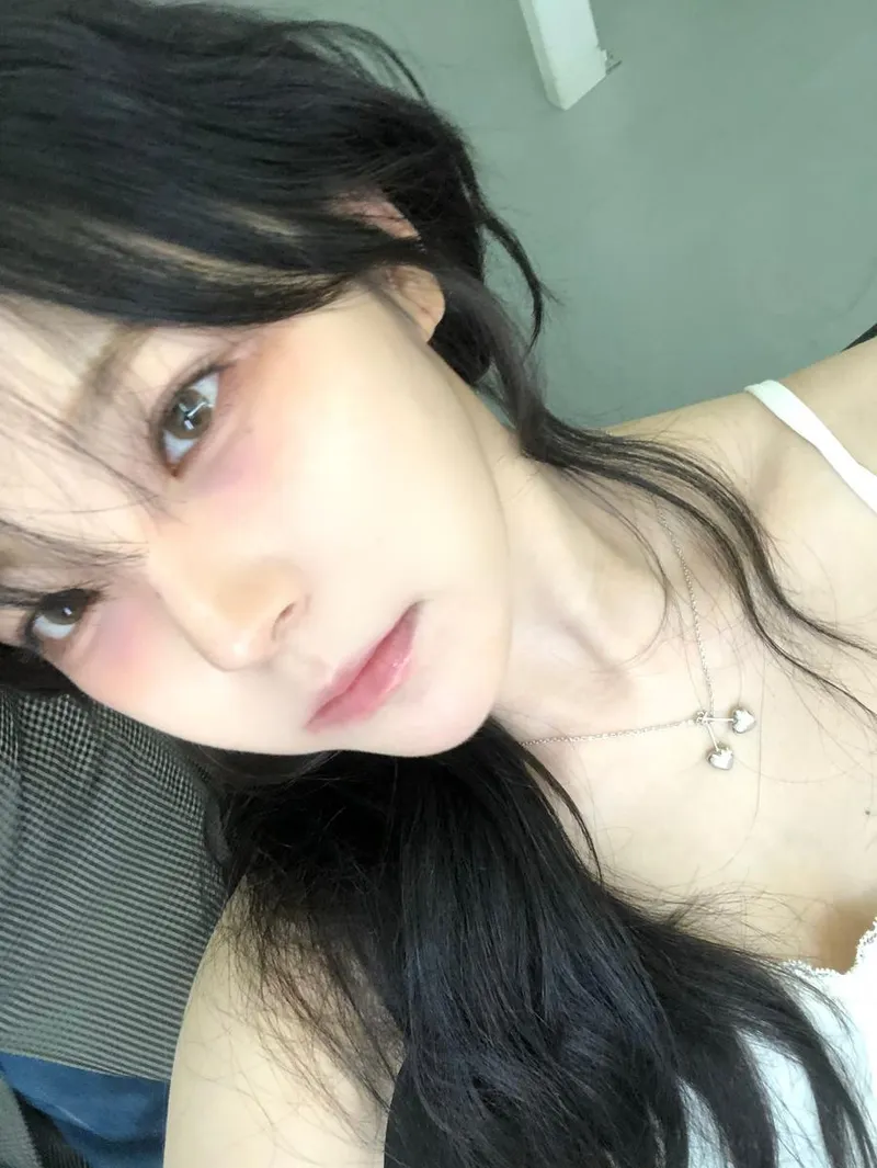 “달콤한 여유 가득히”…백지헌, 투명한 여름→청초한 셀카 / 걸그룹 프로미스나인 백지헌 인스타그램