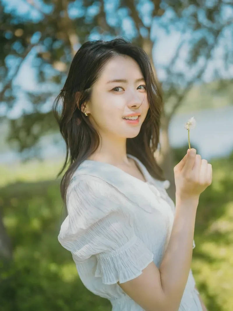 “햇살 아래 미소 머금고”…임나영, 한낮 여름 향기→청초美 물씬 / 걸그룹 아이오아이 임나영 인스타그램