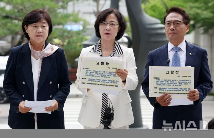추미애(가운데) 더불어민주당 내란진상조사단 단장과 박선원(오른쪽) 간사, 서영교 의원이 16일 오전 서울 서초구 대검찰청 민원실에 김용현 전 국방부 장관과 여인형 전 국군방첩사령관, 이진우 전 육군 수도방위사령관, 노상원 전 국군정보사령관, 문상호 전 국군정보사령관 등을 내란예비음모 등 중대 범죄 혐의에 대한 고발장 제출 전 고발 취지를 밝히고 있다. 2025.06.16. / 뉴시스