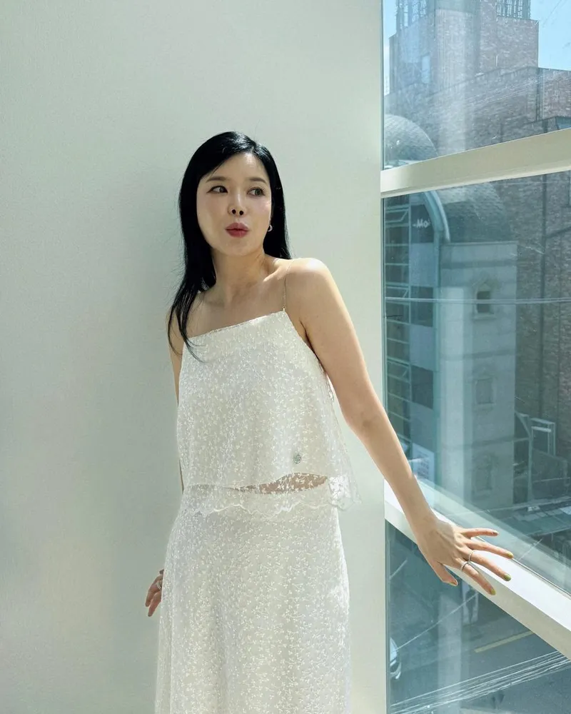 “창가 가득 흐르는 햇볕”…린, 산뜻한 미소→여름빛 존재감 / 가수 린 인스타그램