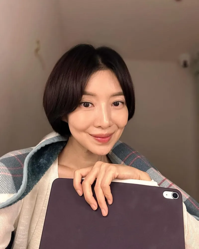 “종이 대본은 내려두고”…윤세아, 여름 소나기 속→따스함으로 가득한 미소 / 배우 윤세아 인스타그램