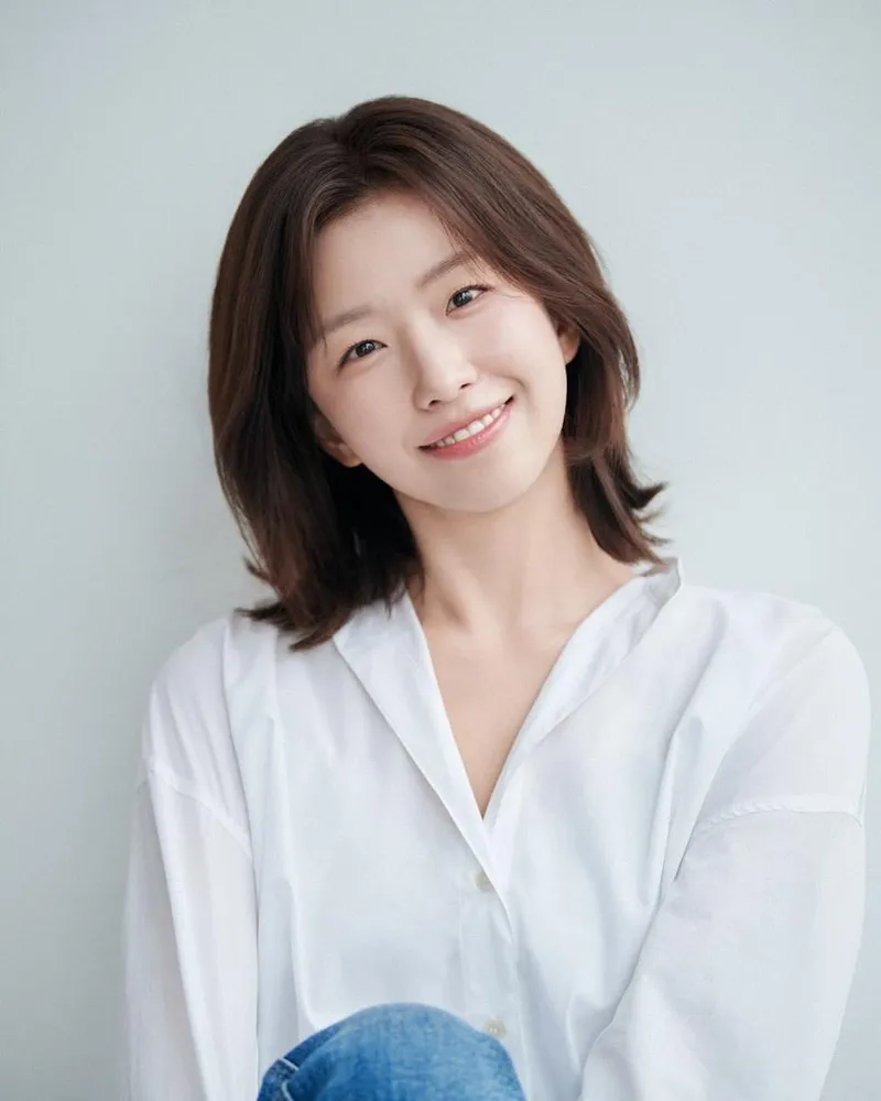 “새로움에 닿은 미소”…윤가이, 담백한 빛→순수한 눈빛 속 깊은 여운 / 배우 윤가이 인스타그램