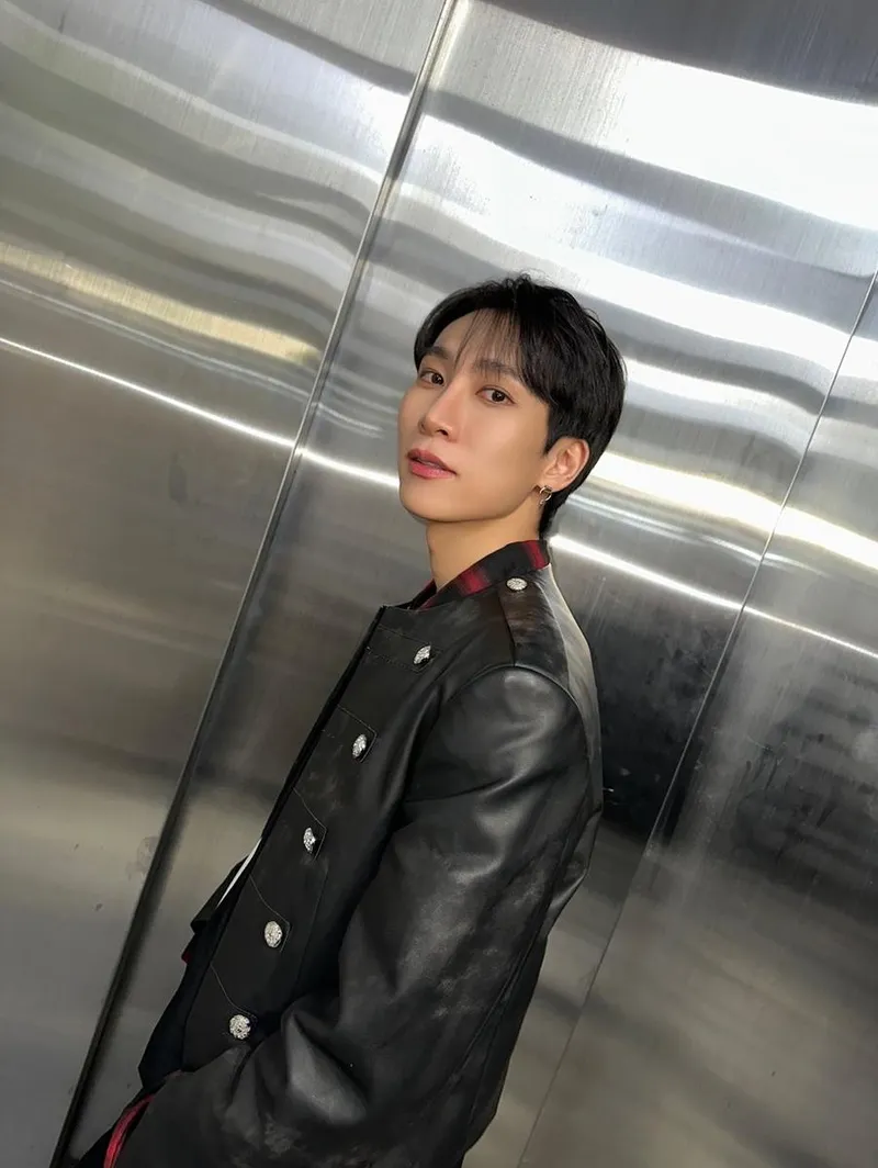 “힘찬 월요일을 응원하며”…서은광, 여름 시작→당당한 눈빛 / 그룹 비투비 서은광 인스타그램
