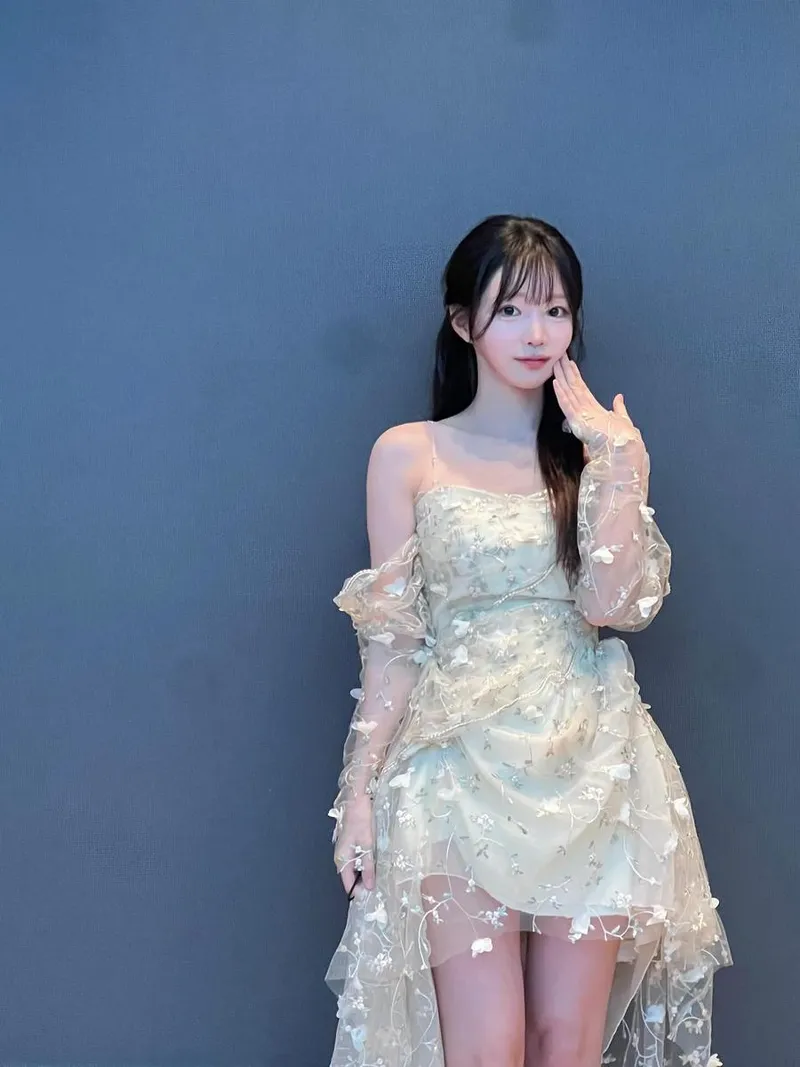 “투명한 꽃잎 따라 흐르는 시선”…염유리, 여름빛 설렘→우아함으로 물든 순간 / 가수 염유리 인스타그램