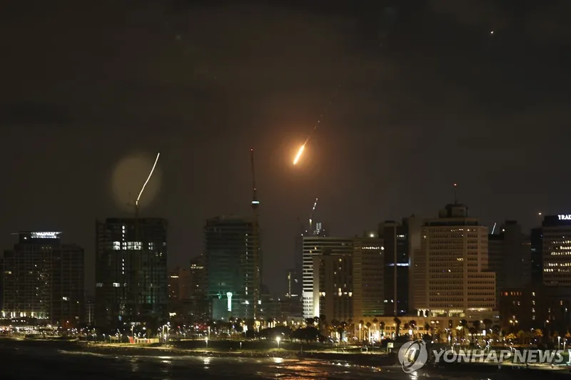 이스라엘 텔아비브에 발사된 이란 미사일 / 연합뉴스