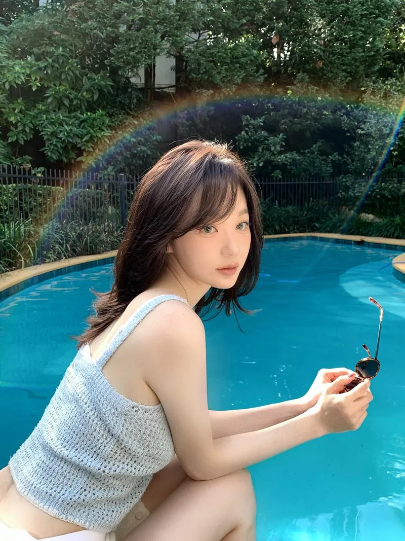 “화창한 날 벌써 그립다”…강민경, 여름빛 속 고요→그리움의 표정 / 걸그룹 다비치 강민경 인스타그램