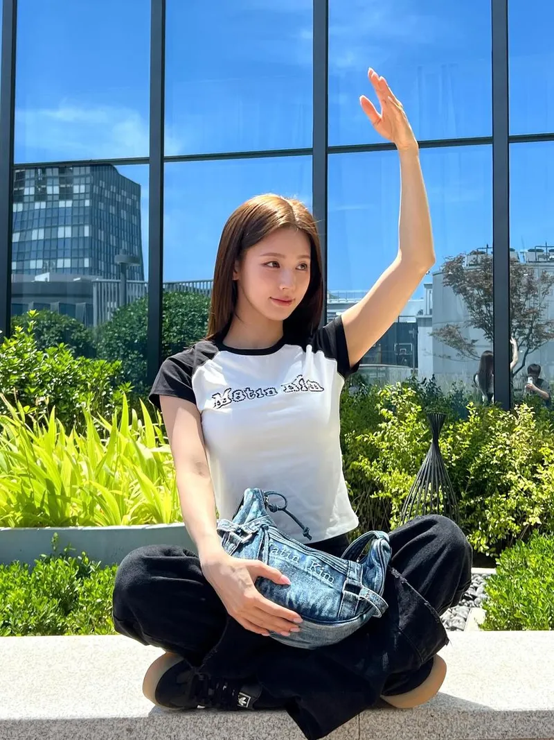 “여름 끝자락이 머문 오후”…미연, 햇살 품은 단상→청명한 힐링 샷 / 걸그룹 아이들 미연 인스타그램
