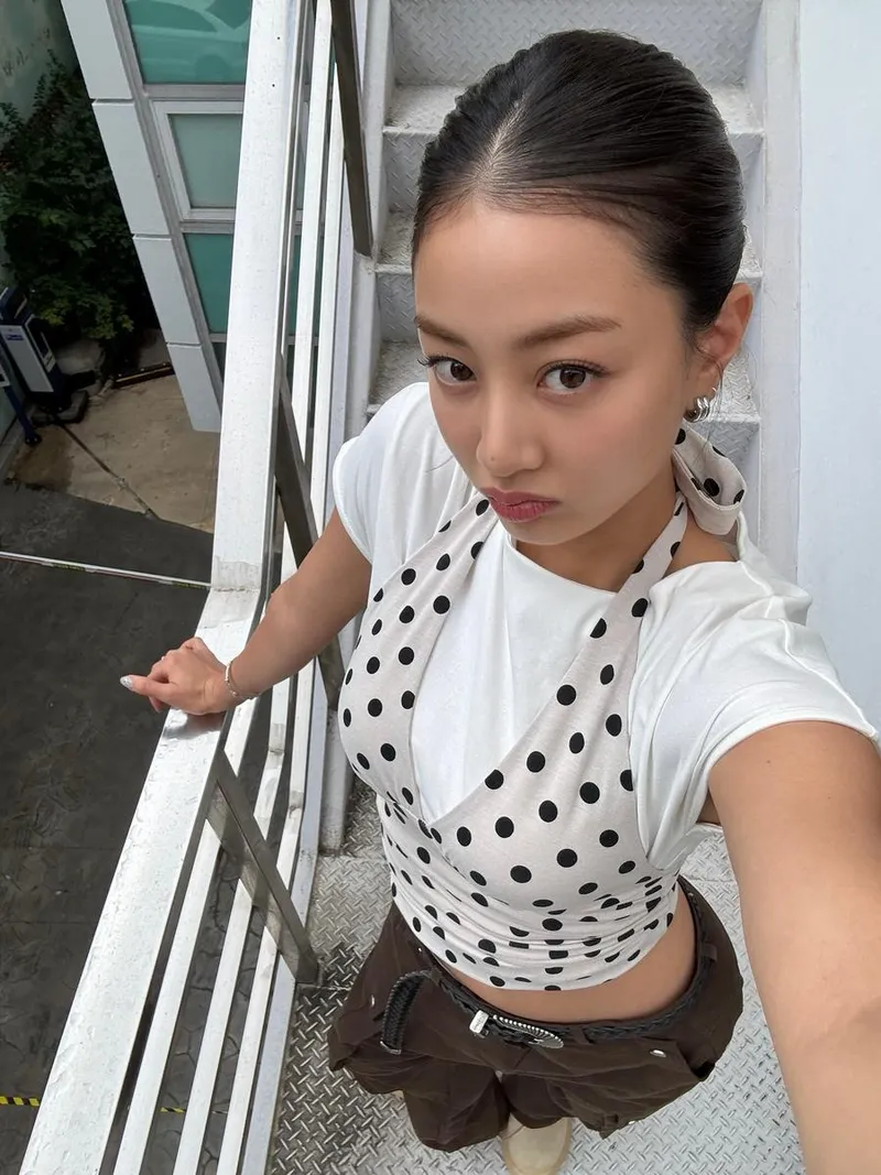 “계단 위 시선, 다가온 여름”…지효, 깔끔한 올백 헤어→도트로 완성한 청량 / 걸그룹 트와이스 지효 인스타그램