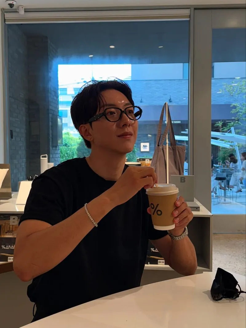 “빗속의 여유, 잊지 마세요”…이정신, 조용한 미소→잔잔한 휴식 전율 / 그룹 씨엔블루 이정신 인스타그램