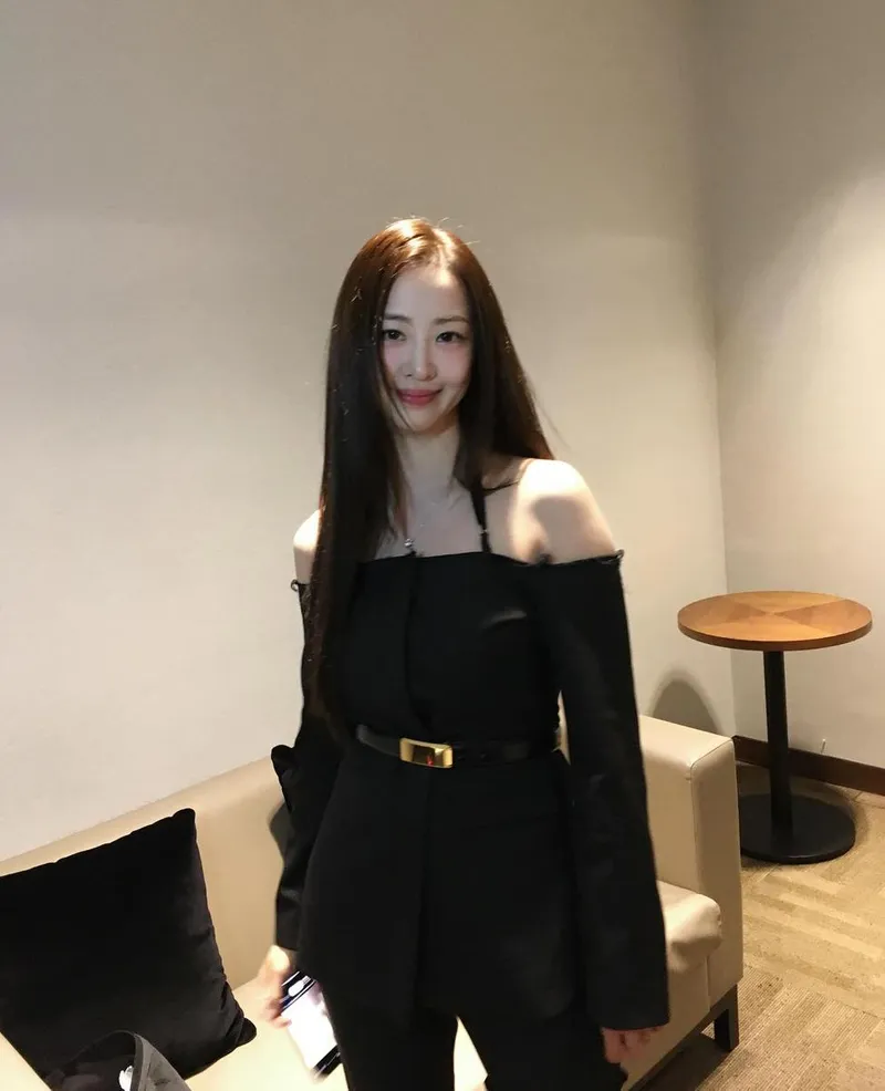 “오늘밤, 설렘을 품었죠”…김다솜, 모던 감각→빛나는 시선 집중 / 배우 김다솜 인스타그램
