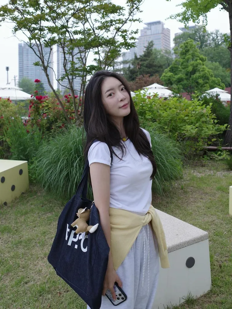 “어느 화창한 날 화창한 그녀와”…조아영, 맑은 오후→여름 감성 산책 / 배우 조아영 인스타그램
