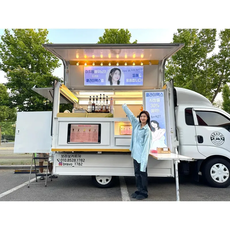 “기분 좋은 선물처럼”…하지원, 촬영장 커피차 앞 환한 미소→초여름 온기 / 배우 하지원 인스타그램