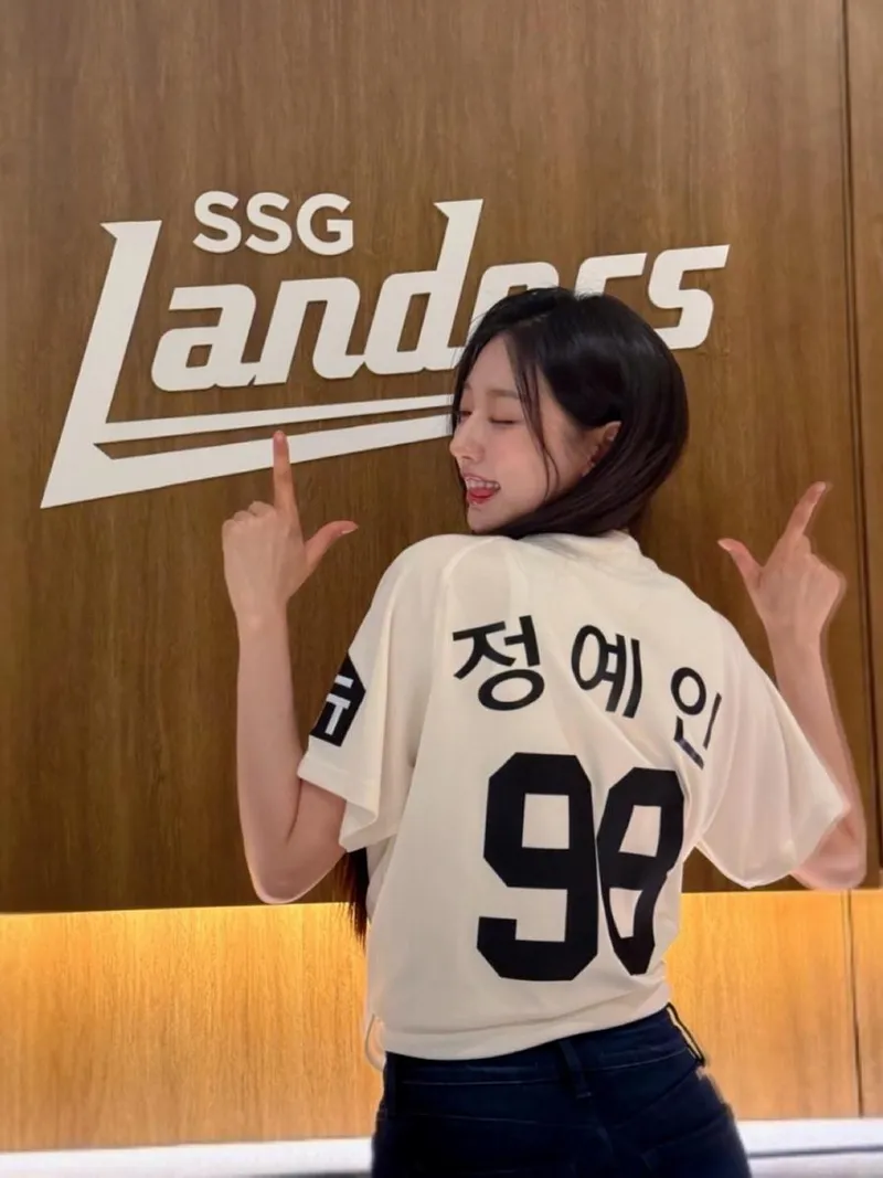 “승리로 하나되는 현장”…정예인, 랜더스의 열기→응원 에너지 폭발 / 걸그룹 러블리즈 정예인 인스타그램