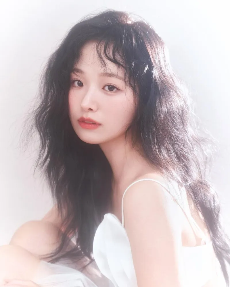“은은한 빛에 녹아든 여름”…정보민, 몽환적 고요→청초 미소에 담은 전율 / 배우 정보민 인스타그램