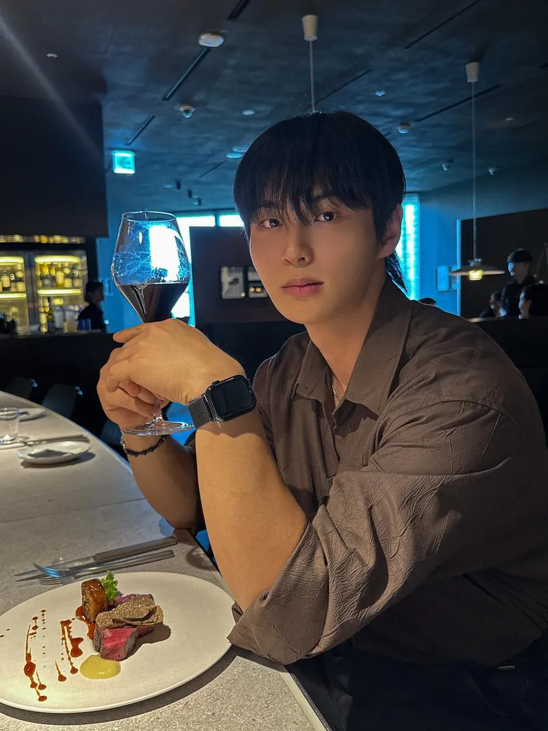 “축하의 와인잔 들며”…김광태, 고요한 저녁→성숙한 분위기 / 환승연애3 출연자 모델 김광태 인스타그램