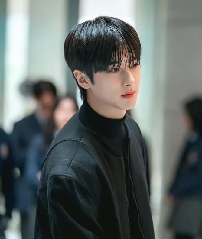 “맑은 눈동자가 멈췄다”…김민규, 차분한 여름 저녁→시선 압도 순간 / 배우 김민규(2001) 인스타그램