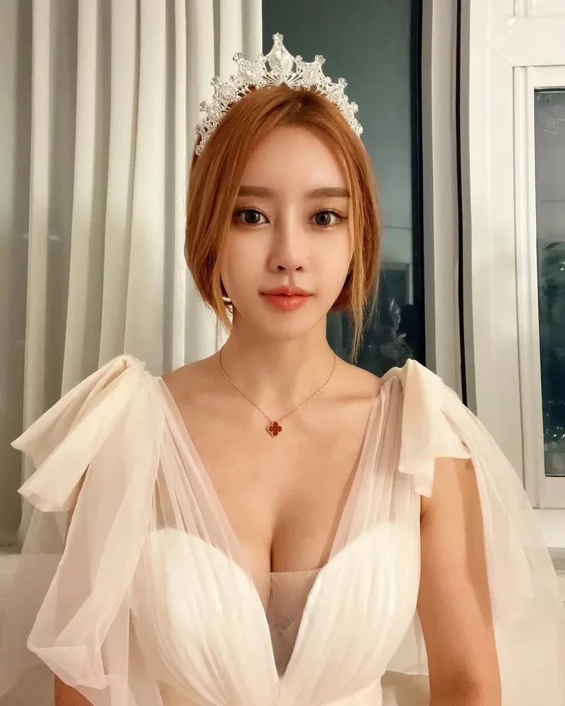 “화이트 드레스, 순간의 설렘”…서인아, 왕관 아래 빛난 눈빛→순백 변신 / 가수 서인아 인스타그램