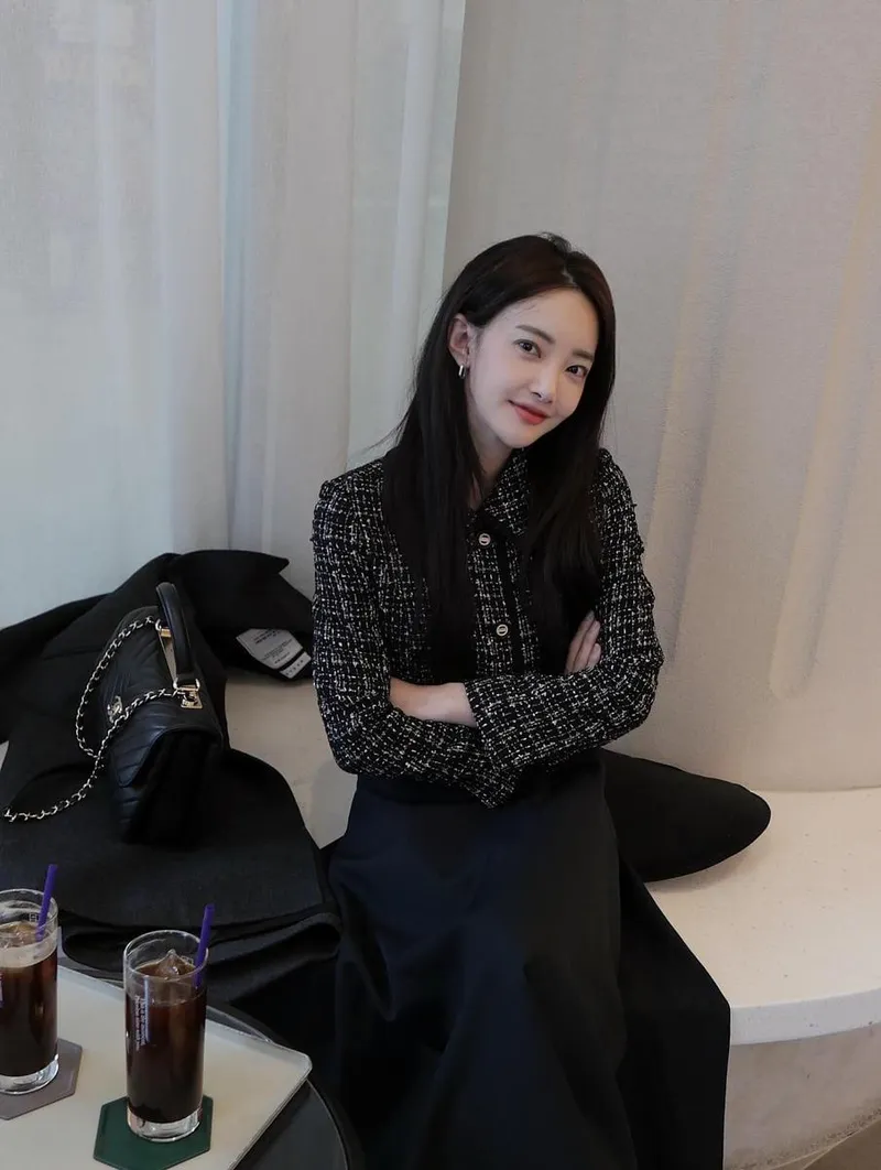 “좀이따에서 만나요”…안이서, 고요한 미소→여름밤 설렘 자아내 / 배우 안이서 인스타그램