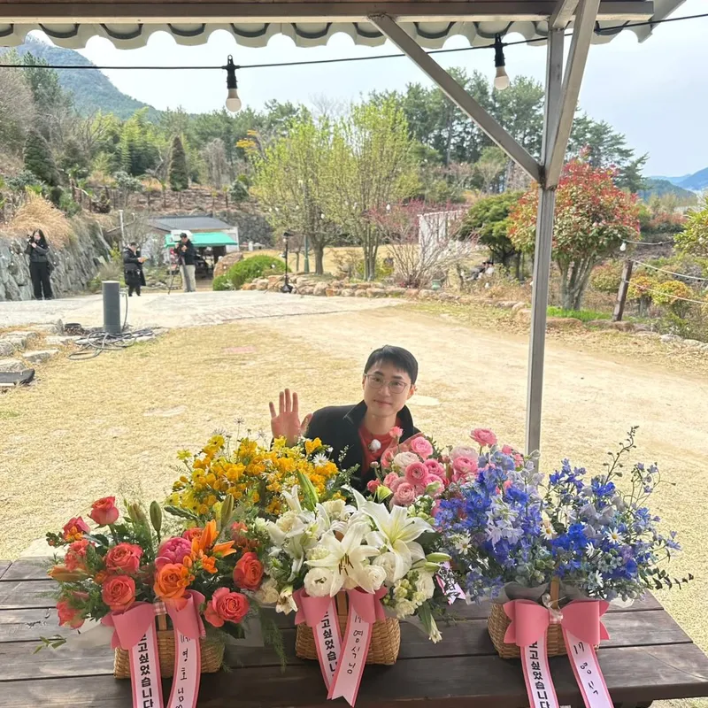 “둘째날 아침의 작은 인사”…김민수, 봄날 거제도→꽃향기 속 미소 / 나는 솔로 25기 영수 김민수 인스타그램