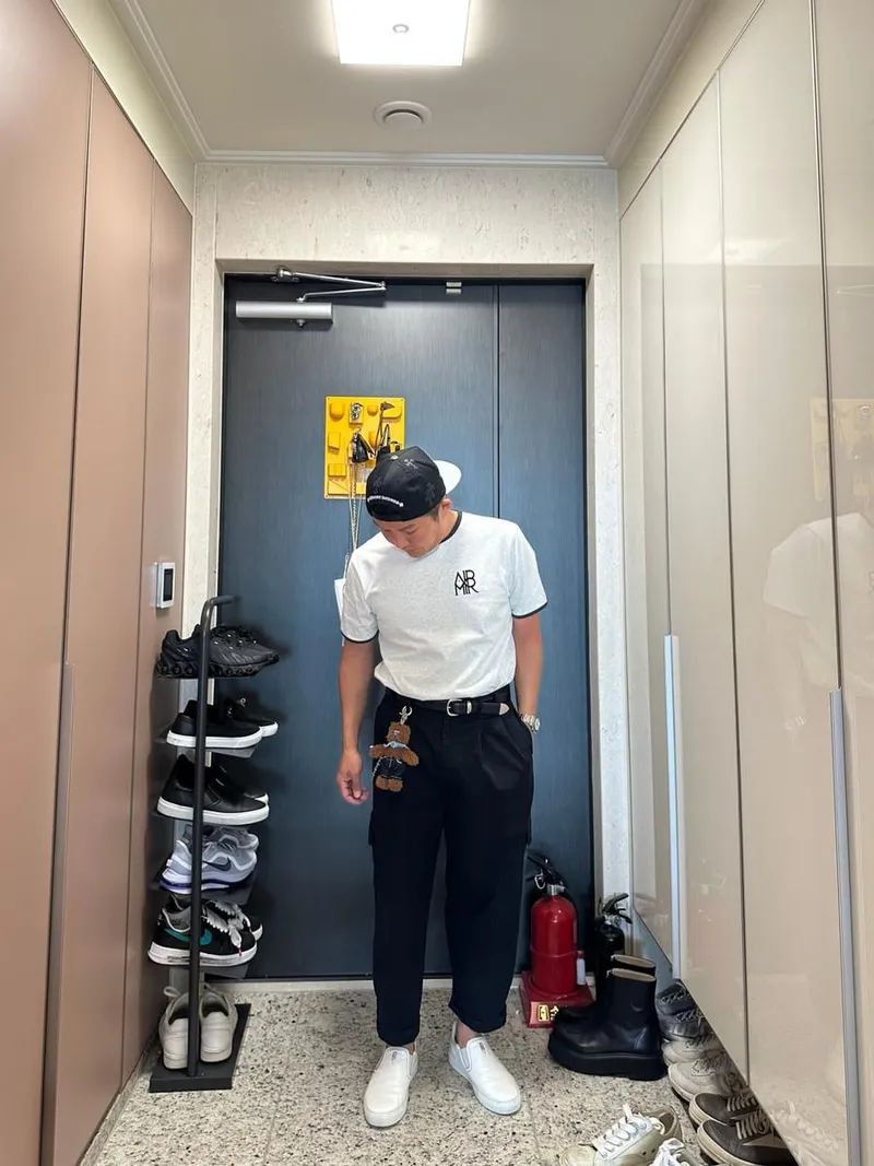 “대단히 반갑습니다”…조세호, 담백한 시선→여름 집앞 패션 / 코미디언, MC 조세호 인스타그램